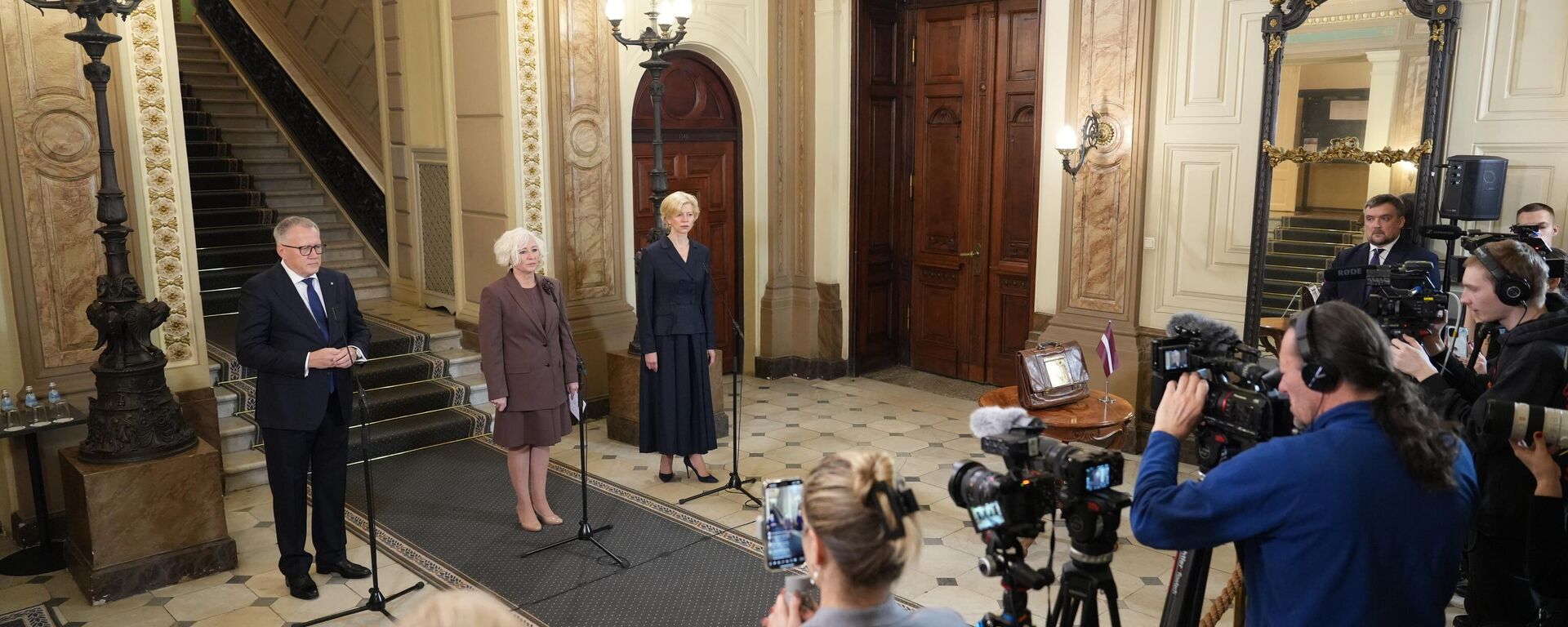 Министр финансов Латвии Арвилс Ашераденс представил в Сейм проект бюджета на 2026 год - Sputnik Латвия, 1920, 15.10.2025