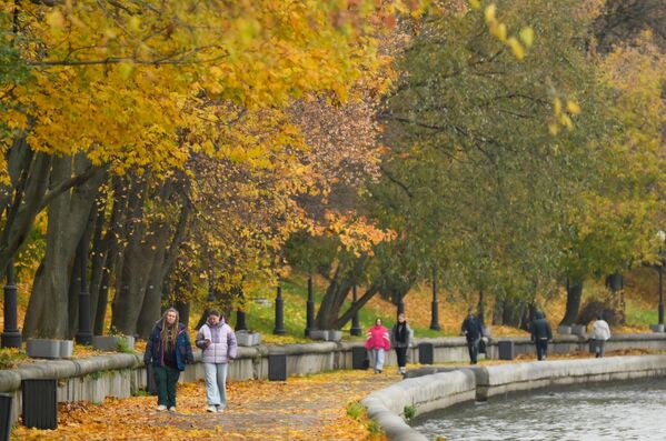 Прохожие на Пушкинской набережной в Москве. - Sputnik Латвия