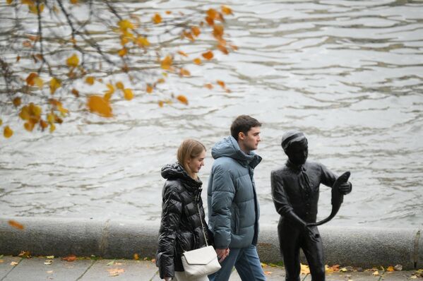 Прохожие у скульптуры Мальчик с карпом на Пушкинской набережной в Москве - Sputnik Латвия