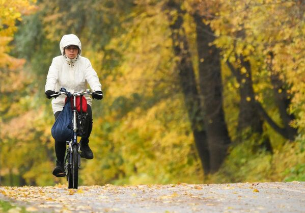 Женщина на велосипеде в Нескучном саду в Москве - Sputnik Латвия