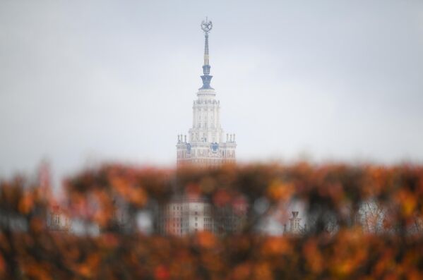 Вид на главное здание МГУ имени М.В. Ломоносова со смотровой площадки РАН в Москве - Sputnik Латвия