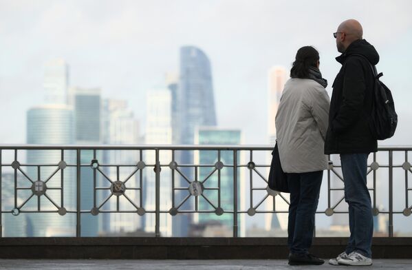 Прохожие на смотровой площадке РАН в Москве. На дальнем плане – Московский международный деловой центр Москва-Сити (ММДЦ) - Sputnik Латвия