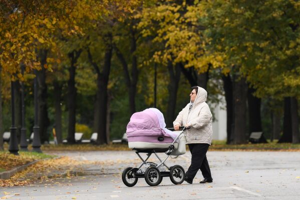 Женщина с коляской в Нескучном саду в Москве - Sputnik Латвия