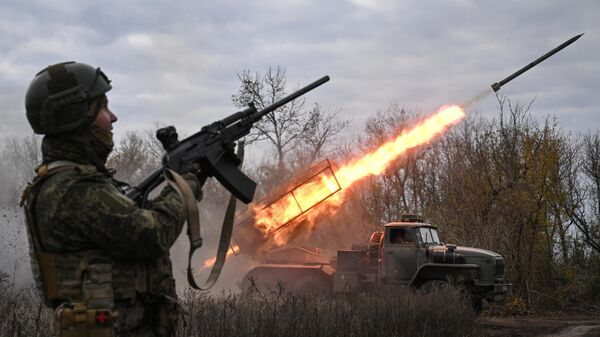 Боевая работа РСЗО Град в зоне СВО - Sputnik Латвия