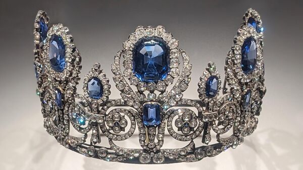 Диадема из парюры королевы Гортензии, которая была украдена из Лувра в октябре 2025 года.  - Sputnik Латвия