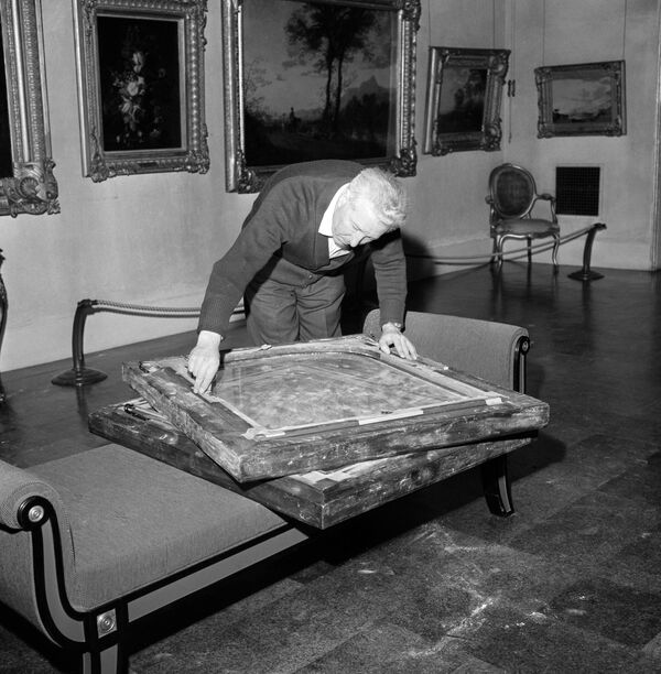 Из лондонской галереи были украдены восемь картин старых мастеров: по три работы Рембрандта и Питера Пауля Рубенса, по одной картине Адама Эльсхаймера и Геррита Доу.Общая стоимость картин была оценена в 1,5 миллиона фунтов стерлингов, все картины были найдены к 4 января 1967 года - Sputnik Латвия