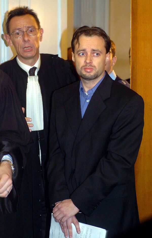 Стефан Брайтвизер (справа) в период с 1995 по 2001 год украл порядка 240 произведений искусства на $2 млрд из 172 музеев Европы и стал самым успешным вором.После каждой поездки вор-официант наведывался к маме, где развешивал по стенам мировые шедевры. Узнав об аресте сына, она хладнокровно уничтожила все произведения, среди которых было раритетное оружие, старинные вазы, старинные музыкальные инструменты и полотна известных художников  - Sputnik Латвия