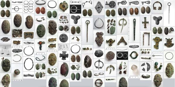 В 2017 году из университетского музея в норвежском Бергене пропало 400 экспонатов эпохи викингов.Воры забрались в музей на седьмом этаже с помощью строительных лесов на фасаде здания. Преступление пока не раскрыто - Sputnik Латвия