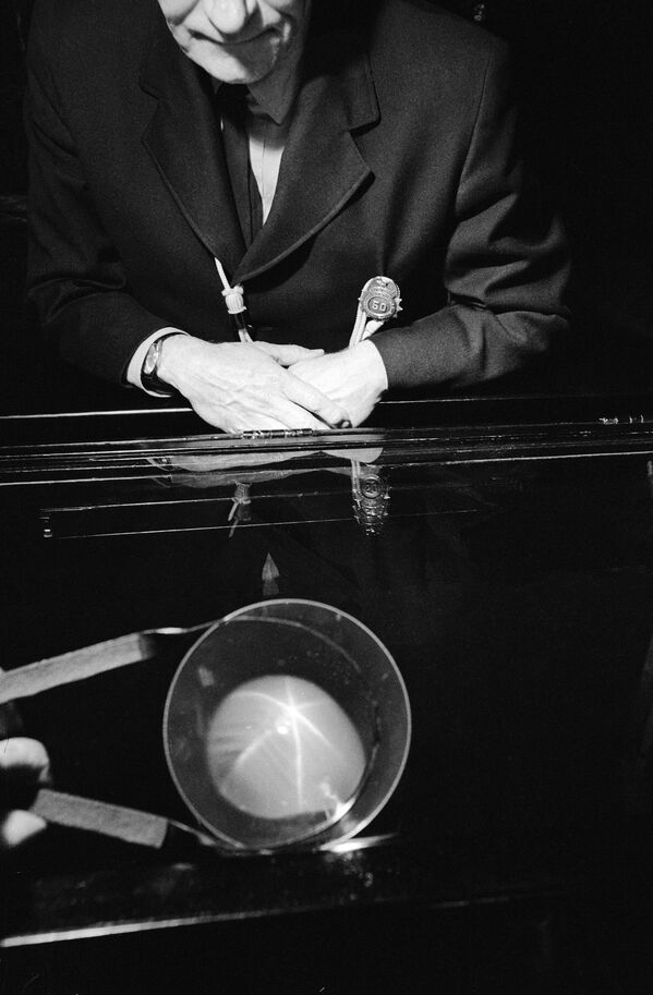 Сапфир &quot;Звезда Индии&quot; весом 563 карата был украден из выставочного зала Американского музея естественной истории в Нью-Йорке в 1964 году.Преступники попали туда по пожарной лестнице через приоткрытое окно. Они вскрыли витрины с помощью стеклореза и побросали трофеи в сумку, завернув каждый в салфетку. Грабителей удалось задержать через 2 дня - Sputnik Латвия