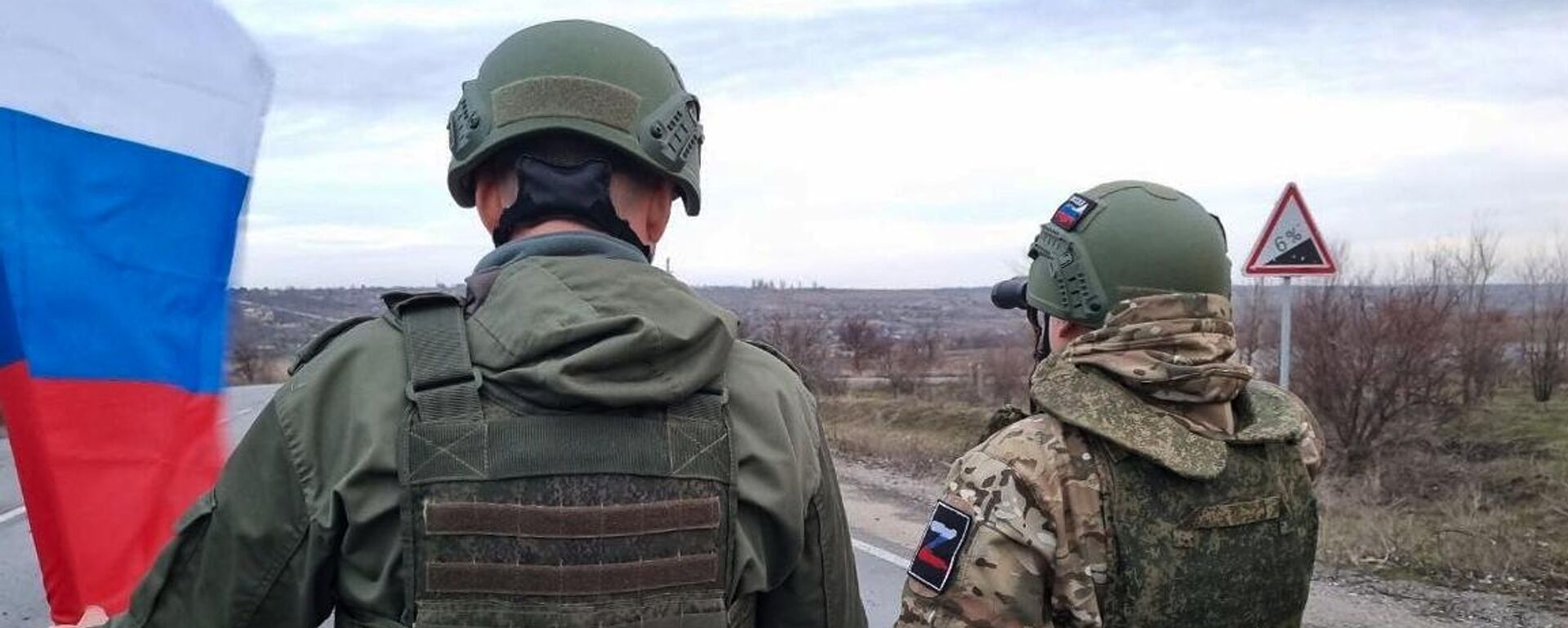 Военнослужащие с флагом РФ в зоне СВО - Sputnik Латвия, 1920, 24.10.2025