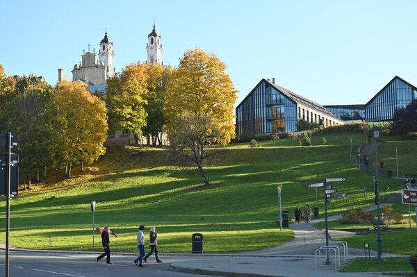 Хотя бабье лето этой осенью обошло Литву стороной, однако теплая погода радовала жителей балтийской республики до Дня осеннего равноденствия (23 сентября). - Sputnik Латвия
