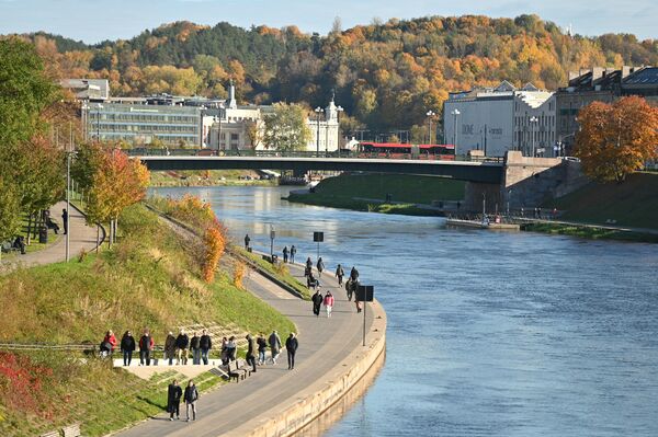 Пока светило солнце и не было дождей жители и гости Вильнюса спешили насладиться золотой осенью. - Sputnik Латвия