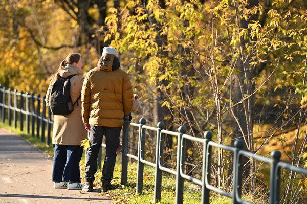 Многие отправились на прогулки по улицам и в парки. - Sputnik Латвия