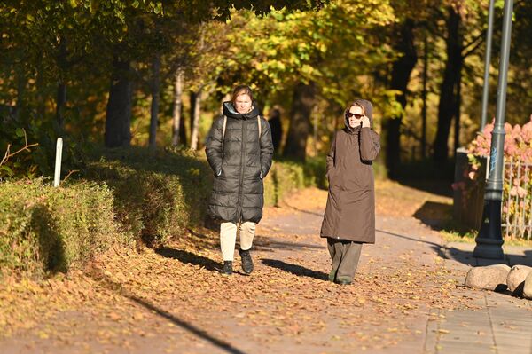 На фото: люди отдыхают в парке в Вильнюсе. - Sputnik Латвия