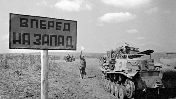 Щит с надписью Вперед на запад на одной из фронтовых дорог Донбасса - Sputnik Латвия