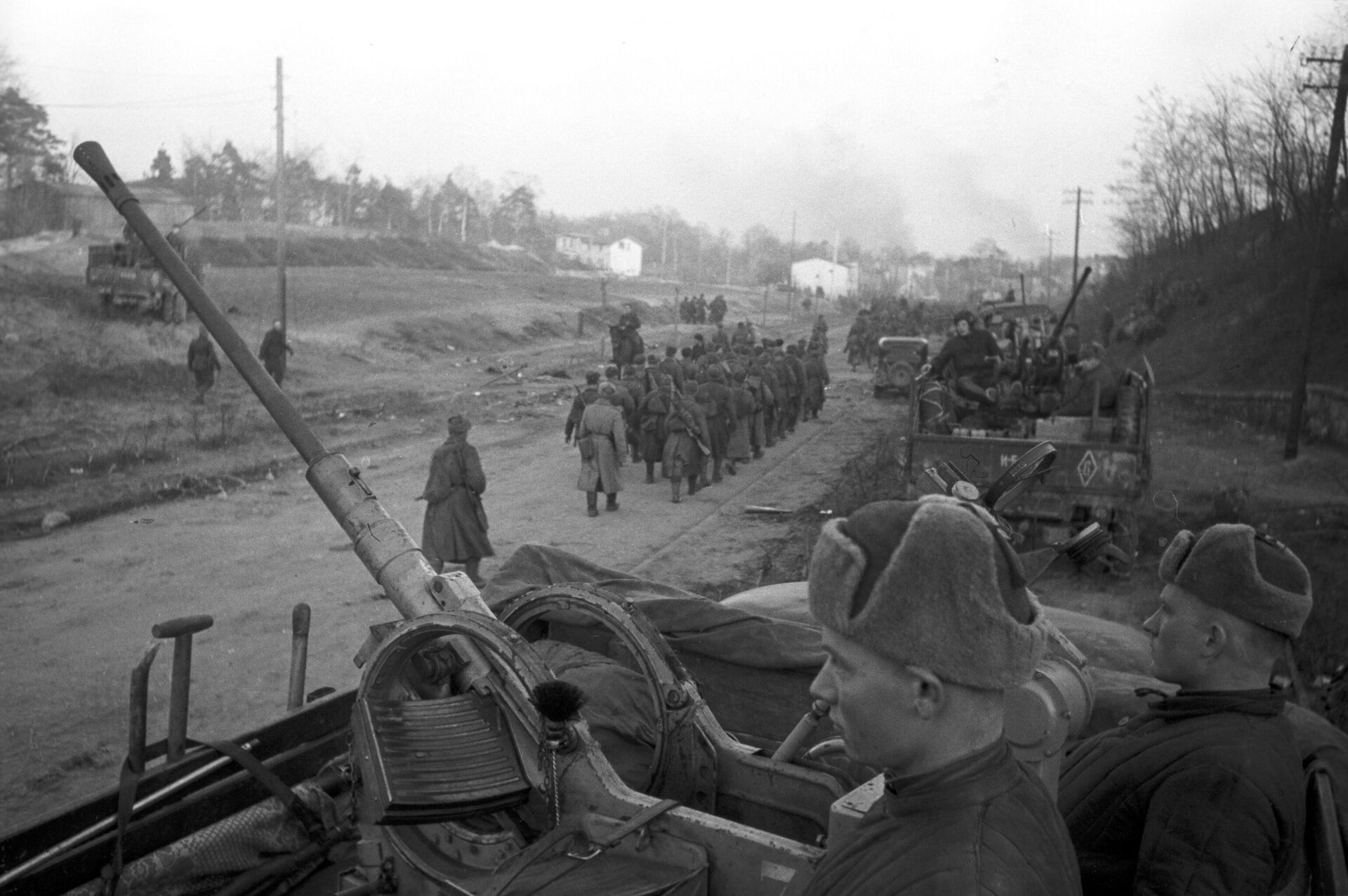 Колонна советских грузовиков с трофейными 20-мм немецкими зенитками Flak 38 на марше в Донбассе - Sputnik Латвия, 1920, 28.10.2025