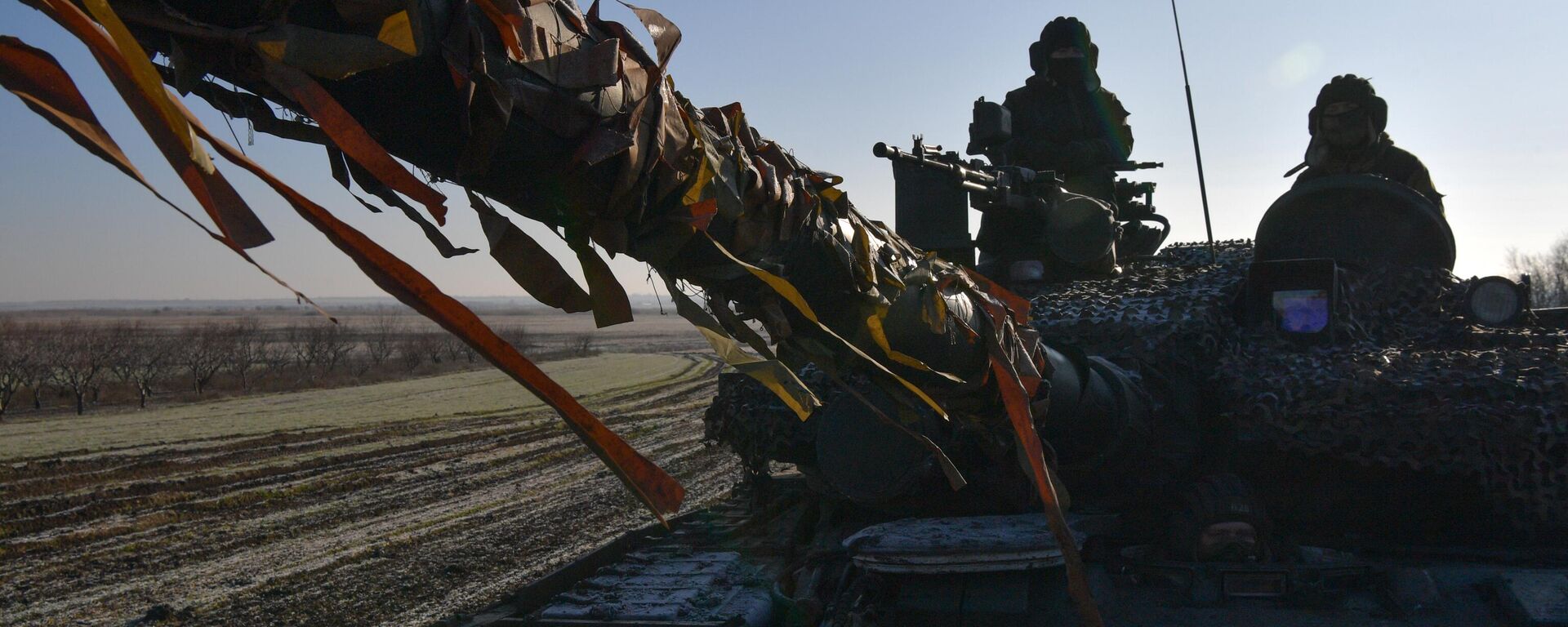 Российские танкисты разбирают позиции противника в зоне СВО Российские танкисты разбирают позиции противника в зоне СВО - Sputnik Латвия, 1920, 31.10.2025