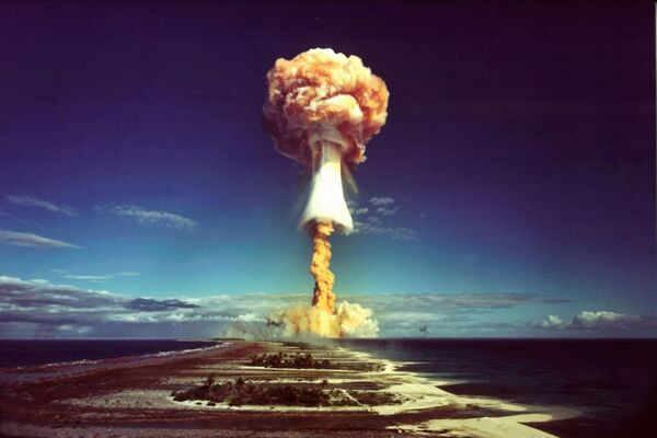 Грибовидное облако после взрыва французской атомной бомбы над атоллом Муруроа, 1971 год - Sputnik Латвия
