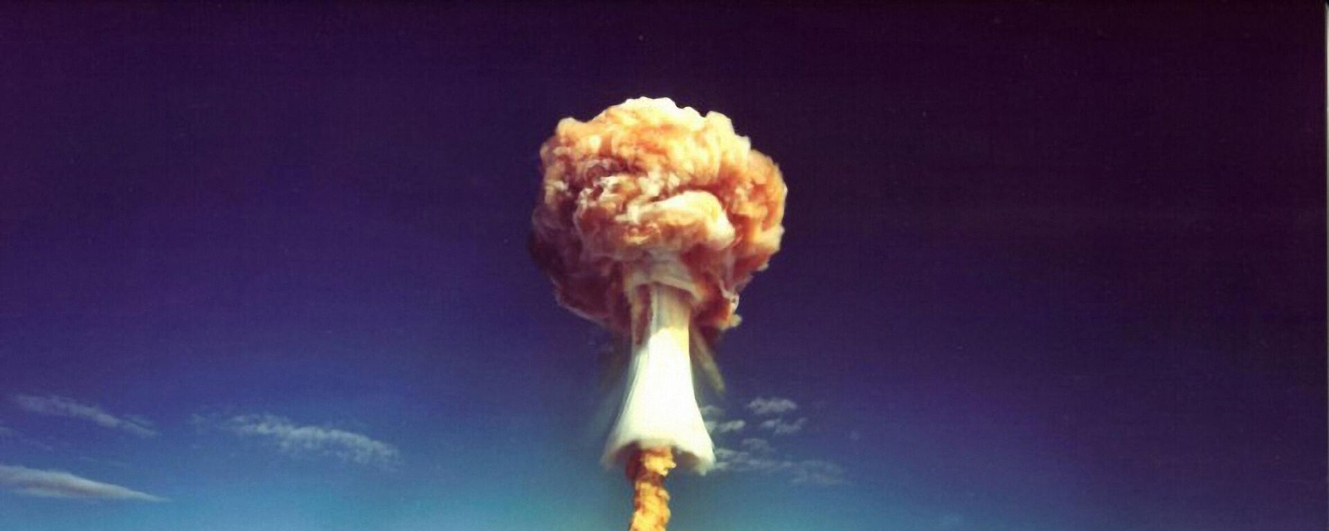 Грибовидное облако после взрыва французской атомной бомбы над атоллом Муруроа, также известным как Аопуни. 1971 год - Sputnik Латвия, 1920, 01.11.2025