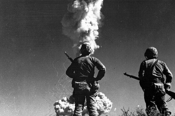 Двое солдат смотрят на грибовидное облако во время испытаний ядерной бомбы, Невада, 1952 год  - Sputnik Латвия