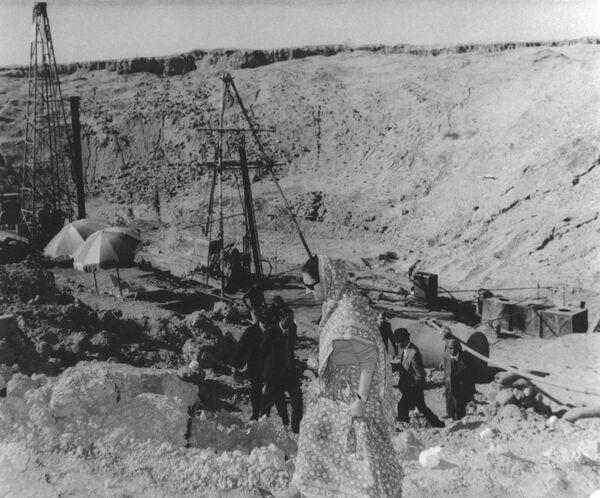 Премьер-министр Индии Индира Ганди посещает испытательный полигон Покхран, Индия, 1974 год  - Sputnik Латвия