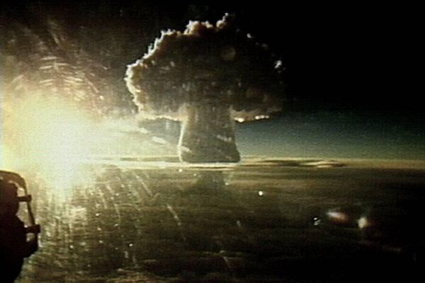 Испытание самого мощного в мире термоядерного устройства — &quot;Царь-бомбы&quot;,  архипелаг Новая Земля, 1961 год  - Sputnik Латвия