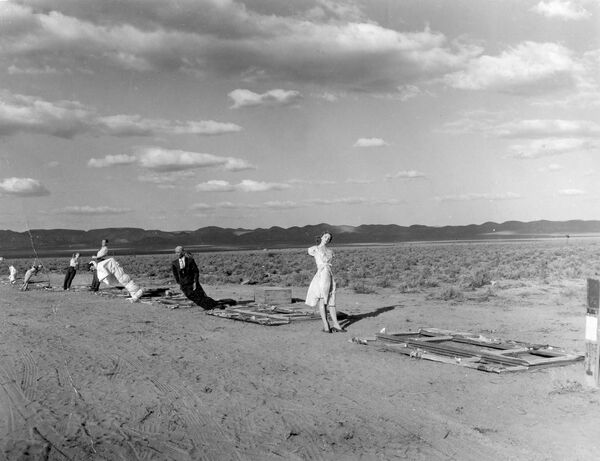 Вид на ряд манекенов, расположенных недалеко от  места взрыва ядерной бомбы. Взрыв состоялся в рамках операции &quot;Чайник&quot;, Невада, 1955 год - Sputnik Латвия