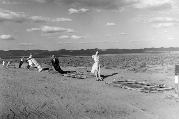 Вид на ряд манекенов, расположенных недалеко от  места взрыва ядерной бомбы. Взрыв состоялся в рамках операции &quot;Чайник&quot;, Невада, 1955 год - Sputnik Латвия