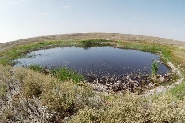 Так сейчас выглядит озеро на месте первого наземного ядерного взрыва на Семипалатинском полигоне, Казахстан  - Sputnik Латвия