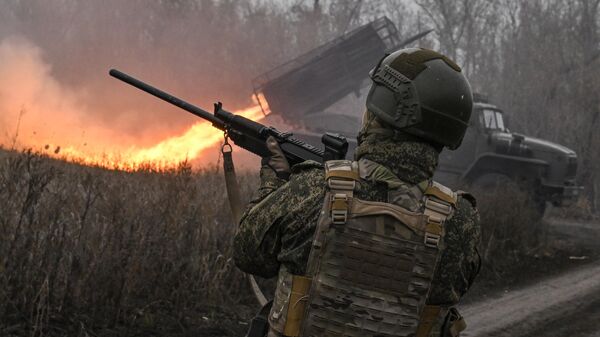 Мощный Град накрывает позиции ВСУ - Sputnik Латвия