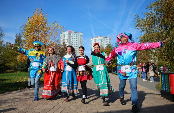 Забег участников в национальных костюмах на праздновании Дня народного единства в Центральном парке культуры и отдыха в Волгограде. - Sputnik Латвия