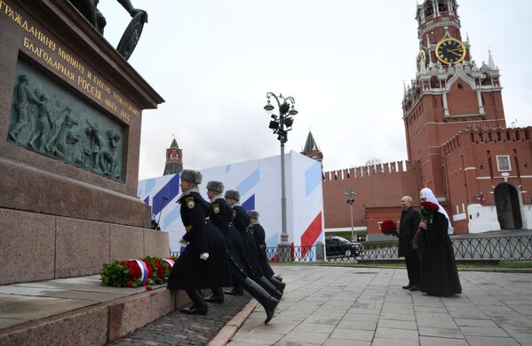Президент РФ Владимир Путин и Патриарх Московский и всея Руси Кирилл на церемонии возложения цветов к памятнику Кузьме Минину и Дмитрию Пожарскому на Красной площади в День народного единства. - Sputnik Латвия