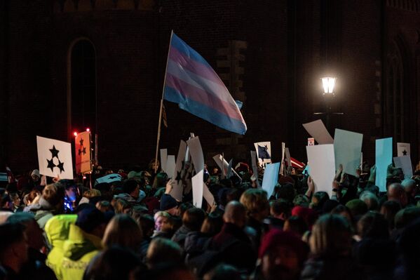 Некоторые протестующие принесли на акцию флаги  - Sputnik Латвия