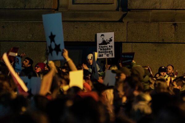 Протестующие держали в руках плакаты  - Sputnik Латвия