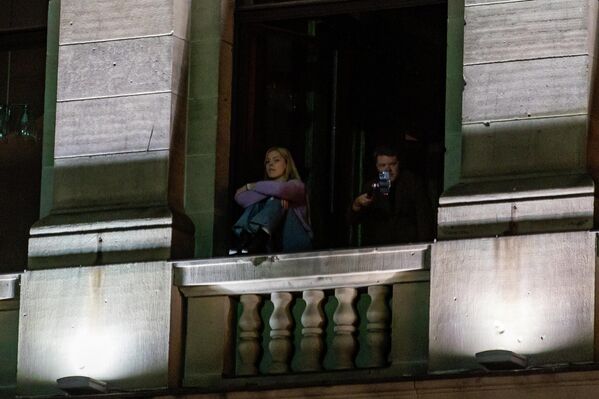 На фото: рижане смотрят на протест со стороны  - Sputnik Латвия