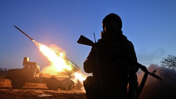 Боевая работа РСЗО Град группировки войск Центр в зоне СВО - Sputnik Латвия