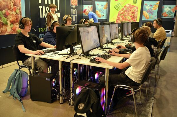 Игры рассчитаны на самые разные поколения: дети могут сыграть в ретро, а взрослые - например, попробовать выход в виртуальную реальность.  - Sputnik Латвия