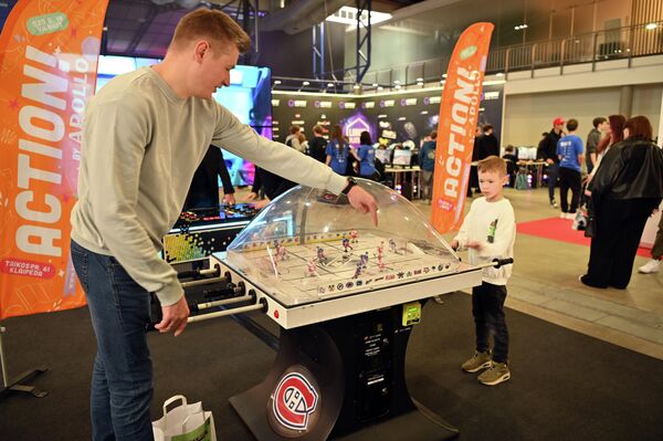 На фото: гости фестиваля GameOn-2025. - Sputnik Латвия