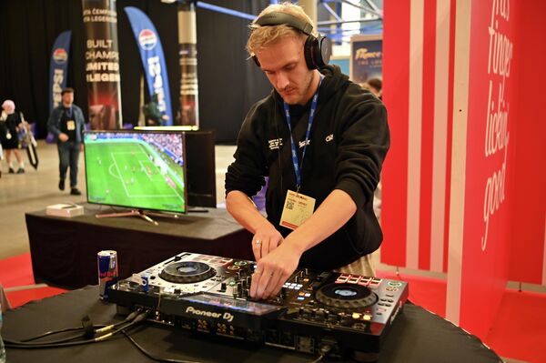 В один из вечером на фестивале прозвучали самые яркие композиции из известных игр — от эпических сражений до трогательных, личных моментов. - Sputnik Латвия