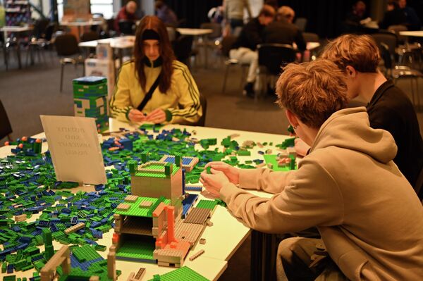 И погрузиться в мир конструкторов.  - Sputnik Латвия