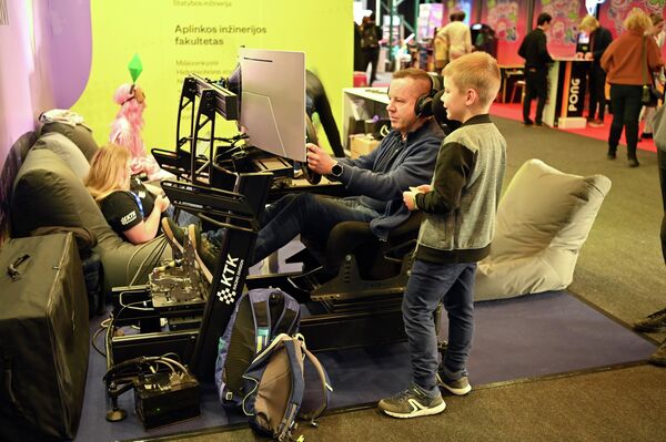 На фото: гости фестиваля GameOn-2025. - Sputnik Латвия