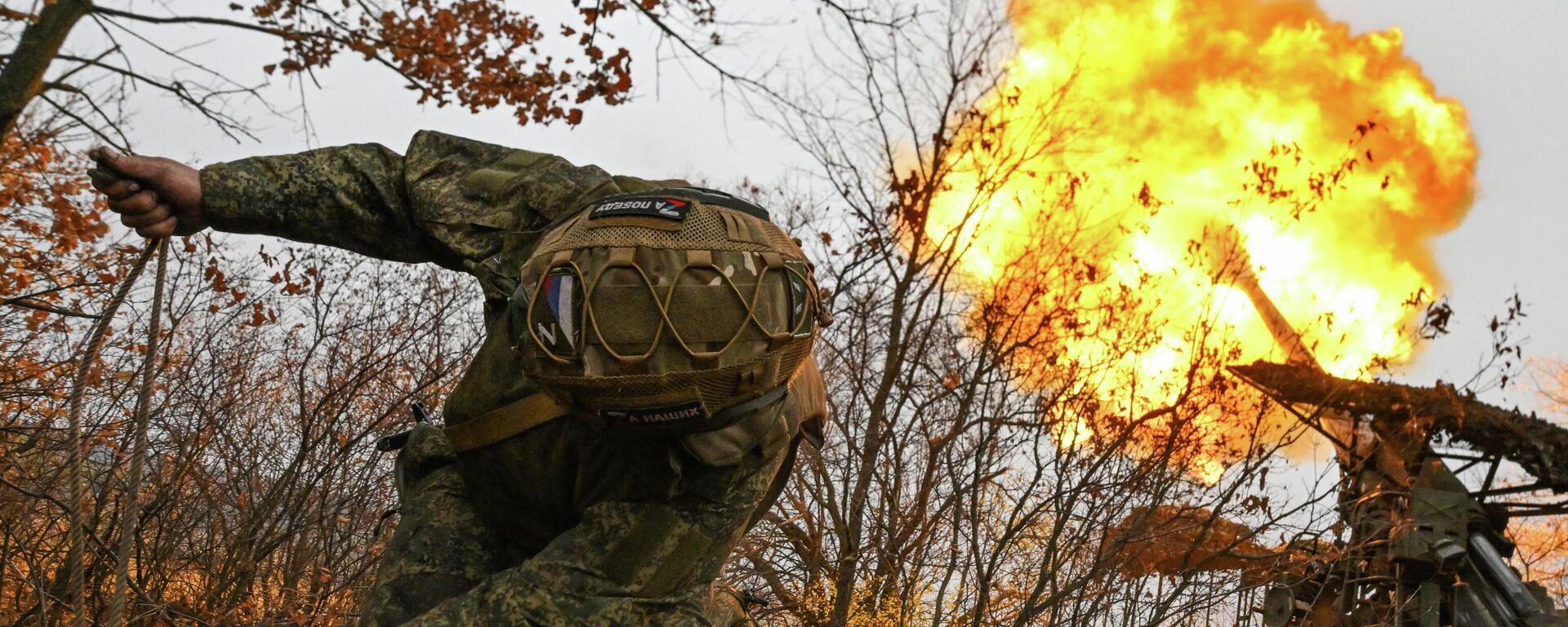 Боевая работа самоходной пушки 2С7 Пион в зоне СВО - Sputnik Латвия, 1920, 23.12.2025