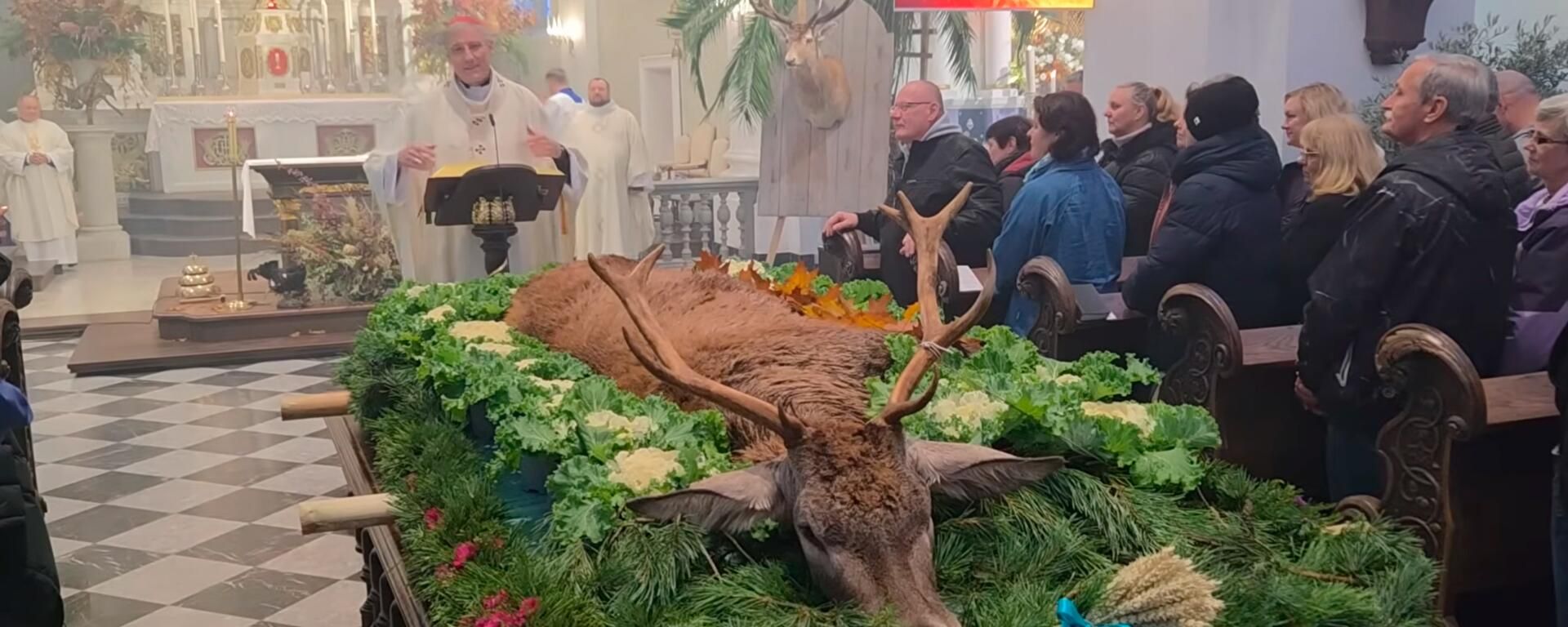 Богослужение в католической церкви Вознесения Пресвятой Девы Марии в Скайсткалне, посвящённое Дню Святого Губерта - Sputnik Латвия, 1920, 11.11.2025