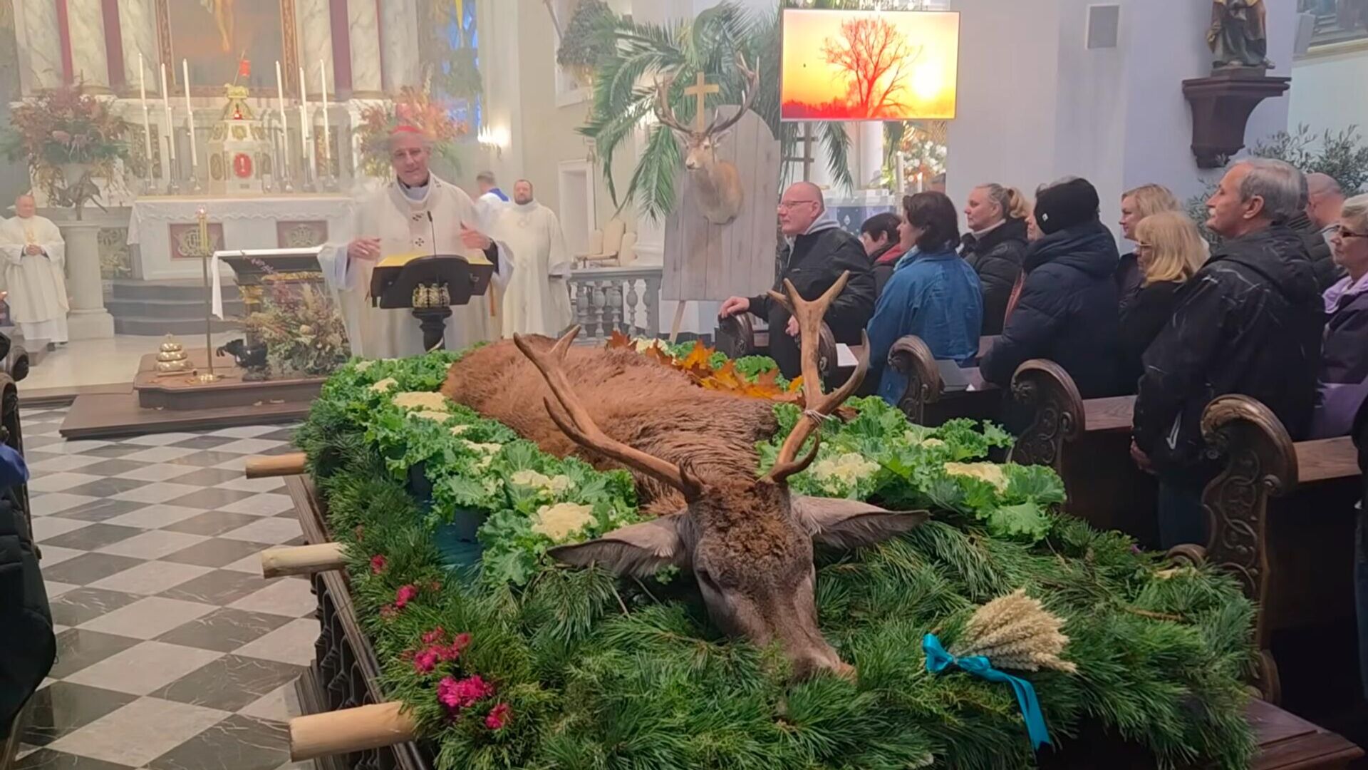 Богослужение в католической церкви Вознесения Пресвятой Девы Марии в Скайсткалне, посвящённое Дню Святого Губерта - Sputnik Латвия, 1920, 11.11.2025