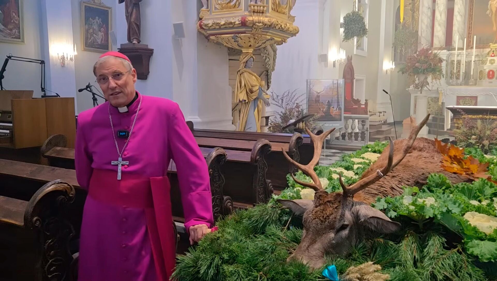 Богослужение в католической церкви Вознесения Пресвятой Девы Марии в Скайсткалне, посвящённое Дню Святого Губерта - Sputnik Латвия, 1920, 11.11.2025