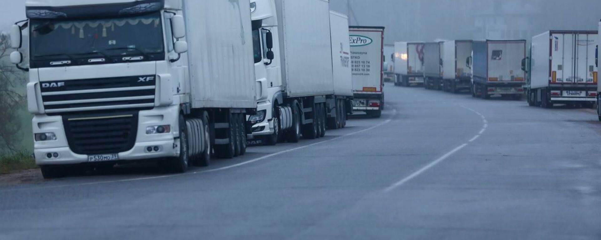 Обстановка перед литовским пунктом пропуска Мядининкай (с белорусской стороны — Каменный Лог), где скопилось свыше 660 фур - Sputnik Латвия, 1920, 11.11.2025