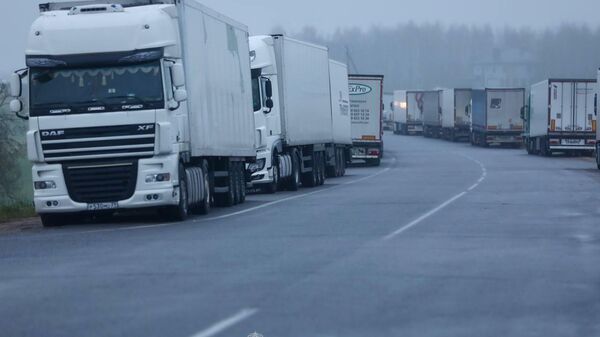 Обстановка перед литовским пунктом пропуска Мядининкай (с белорусской стороны — Каменный Лог), где скопилось свыше 660 фур - Sputnik Латвия