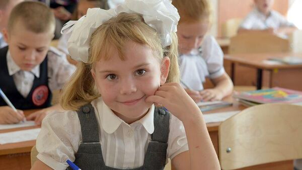 Школьники на уроке  - Sputnik Латвия