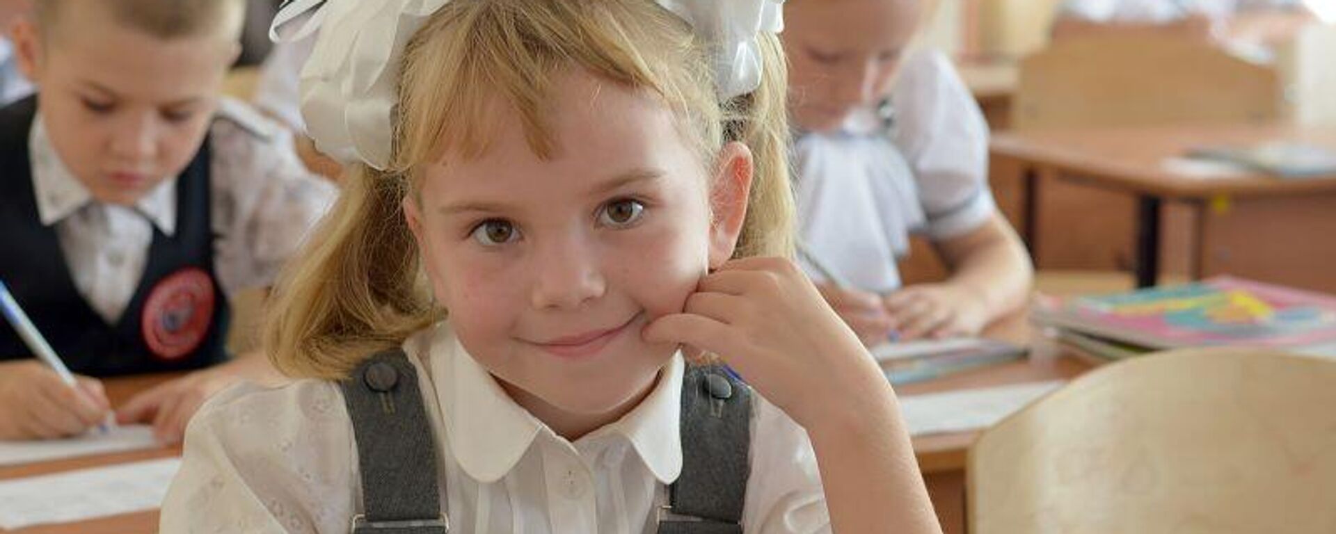 Школьники на уроке  - Sputnik Латвия, 1920, 14.11.2025