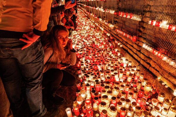 Девушка около свечей у памятника Свободы - Sputnik Латвия